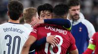 Pemain Tottenham Hotspur, Son Heung-min memeluk pemain Manchester United, Casemiro setelah laga final Liga Europa 2024/2025 melawan Manchester United di Stadion San Mames, Bilbao, Spanyol, Kamis (22/05/2025) WIB. (AFP/Cesar Manso)
