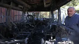 Dalam beberapa hari terakhir, serangan, yang mencakup pembakaran rumah dan mobil serta fisik terhadap warga sipil, menyebabkan puluhan orang terluka. Tampak dalam foto, seorang pria Palestina memeriksa kendaraan yang rusak akibat serangan oleh pemukim Israel di desa Jabaa dekat Bethlehem, di Tepi Barat yang diduduki, pada Selasa 18 November 2025. (AHMAD GHARABLI/AFP)