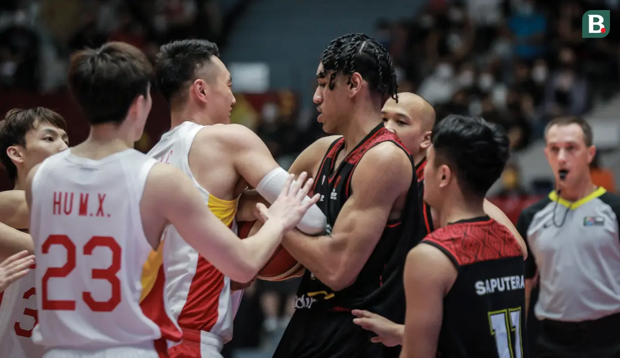 Pemain Timnas Basket Indonesia, Derrick Michael Xzavierro (kanan) berusaha merebut paksa bola dari pemain Timnas Basket China, Zhai Xiaochuan saat laga playoff perempat final FIBA Asia Cup 2022 di Istora Senayan, Jakarta, Senin (18/07/2022). (Bola.com/Bagaskara Lazuardi)