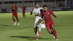 Penyerang Timnas Indonesia U-19, Muhammad Fajar Fathur, berebut bola dengan bek Timor Leste, Jaimito Antonio Soares, pada laga Kualifikasi Piala AFC U-19 di Stadion Madya, Rabu, (6/11/2019). Indonesia menang 3-1 atas Timor Leste. (Bola.com/M Iqbal Ichsan)
