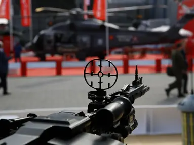 Helikopter militer buatan AugustaWestland ditampilkan dalam pameran militer yang berlangsung di Kielce, Polandia, (2/9/2014). (REUTERS/Kacper Pempel)
