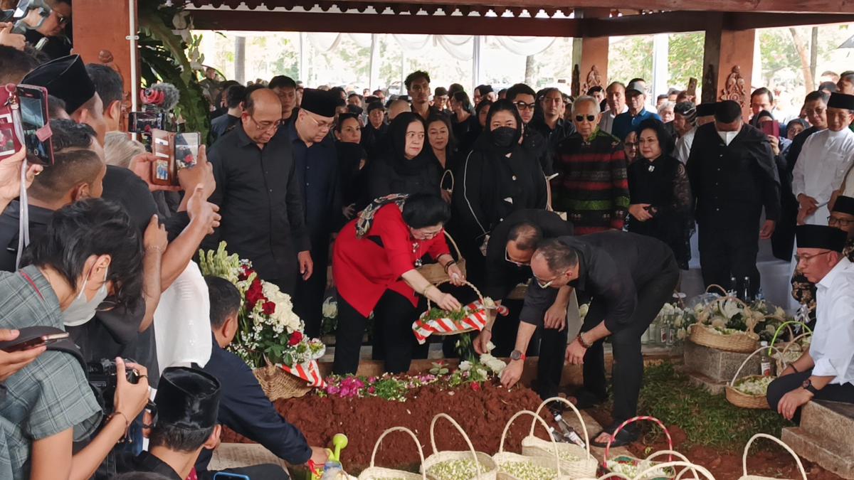 Megawati Tabur Bunga di Makam Guruh, Antar Adik ke Peristirahatan Terakhir