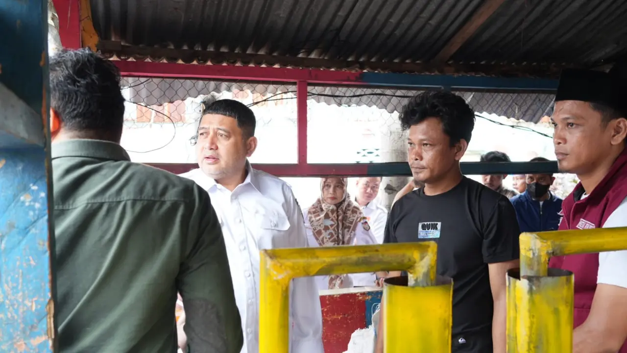 Pemuda di Makassar olah sampah plastik dan oli bekas jadi bahan bakar alternatif. (Liputan6.com/Ahmad Yusran)