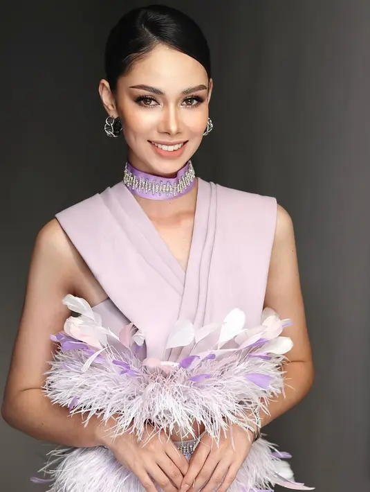 Pada 18 November 2016, Hang mewakili Kamboja di Miss Tourism Metropolitan International 2016 di Nagaworld Hotel di Phnom Penh. Dia adalah runner-up 2 untuk Amanda Obdam, yang mewakili Thailand dan selesai di 10 Besar di Miss Universe 2020.  (Instagram/nita_hang)