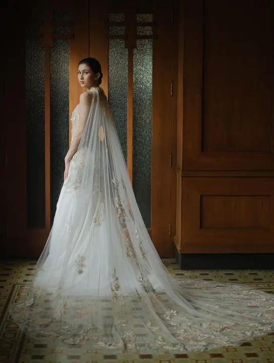 Gaun putih panjang yang dikenakan Celia Thomas menyempurnakan penampilannya. Ia terlihat sangat memesona dengan balutan busana bak pengantin. Netizen pun mendoakan Celia segera menikah dan memakai gaun pengantin seperti itu. (Liputan6.com/IG/celiathoms)