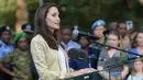 Angelina Jolie memberikan sebuah pernyataan di depan penampungan korban kekerasan seksual dan gender di Nairobi, Kenya, (20/6). Kunjungan Angelina Jolie ini guna merayakan Hari Pengungsi Dunia. (AFP Photo/Simon Maina)