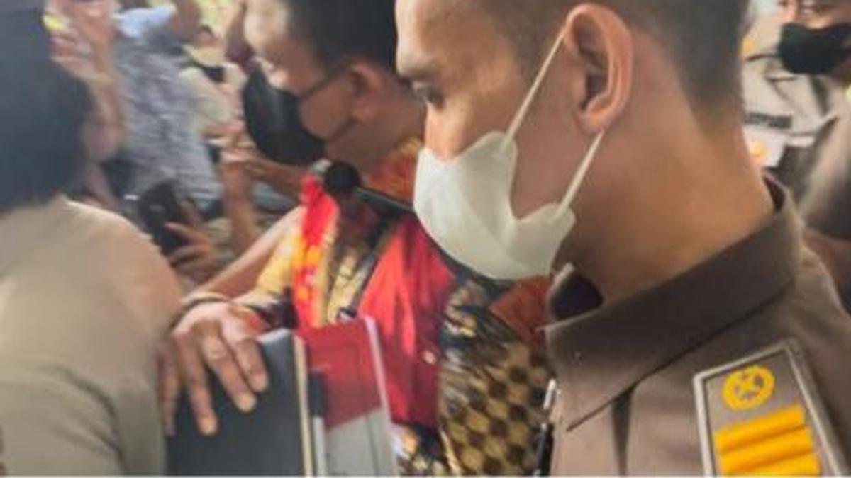 Masih Jadi Misteri, Ferdy Sambo Kembali Genggam Buku Hitam Saat Tinggalkan PN Jaksel