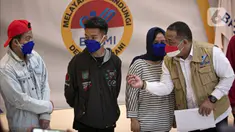 Kepala BP2MI Benny Rhamdani berbicara dengan Calon Pekerja Migran Indonesia (CPMI) di Gedung BP2MI, Jakarta, Senin (15/3/2021). BP2MI telah melakukan sidak ke PT Mafan Samudra Jaya di Bogor, Jawa Barat. (Liputan6.com/Faizal Fanani)
