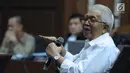 Mantan Menteri Keuangan, Bambang Subianto memberi kesaksian pada sidang lanjutan penerbitan SKL terhadap obligor BLBI dengan terdakwaSyafruddin Arsyad Temenggungdi Pengadilan Tipikor, Jakarta, Rabu (6/6).(Liputan6.com/Helmi Fithriansyah)