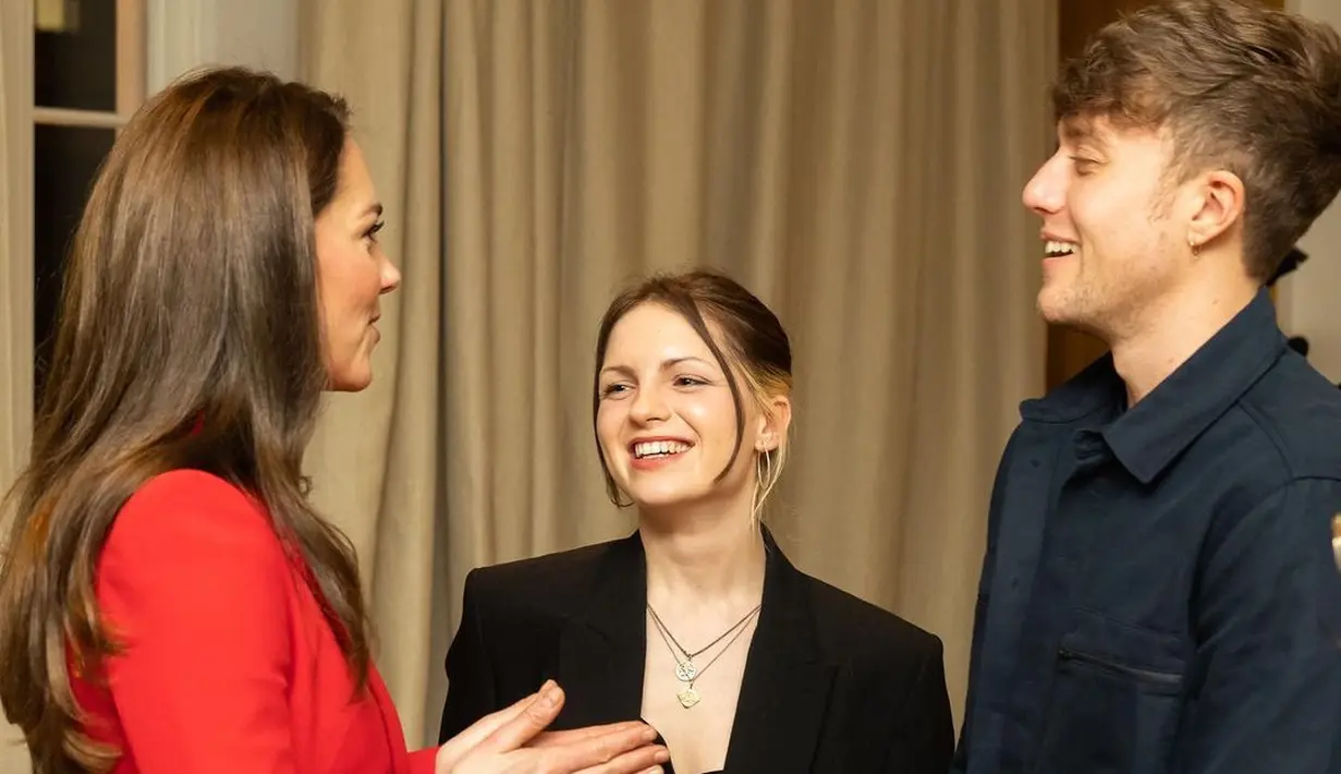 Kate Middleton mengenakan setelah celana merah menyala untuk berpidato dan melakukan kunjungan [instagram/princesandprincessofwales]