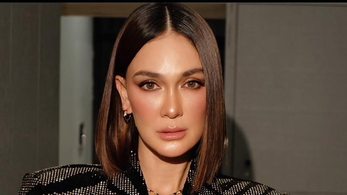 6 Potret Luna Maya Tampil dengan Tren Fashion No Pants saat Hadir Acara Beauty Luxury
