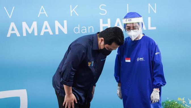 Menteri BUMN Erick Thohir meninjau kegiatan vaksinasi para tenaga kesehatan  di bawah naungan rumah sakit BUMN, yang berlangsung di RS Pusat Pertamina, Jakarta, pada Senin 19 Januari 2021. (Dok BUMN)