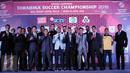 Perwakilan pemain dari 18 klub berfoto bersama saat peluncuran Torabika Soccer Championship 2016 di Hotel Mulia, Jakarta, Senin (18/4/2016). TSC diikuti 18 klub sepakbola professional se-Indonesia. (Liputan6.com/Helmi Fithriansyah)