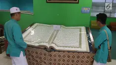 Pengunjung mengamati Alquran raksasa yang dipajang di perpustakaan Jakarta Islamic Centre, Jakarta Utara, Jumat (18/5). Alquran yang ditulis tangan tersebut sudah berusia 16 tahun. (Liputan6.com/Arya Manggala)