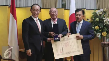 Pengusaha, Sofjan Wanandi (tengah) berfoto bersama dengan Wapres Jusuf Kalla dan Dubes Jepang Yasuaki Tanizaki saat menerima penghargaan 'The Order of Rising Sun, Gold and Silver Star' di Kedubes Jepang, Jakarta, Selasa (1/12). (Liputan6.com/Angga Yuniar)