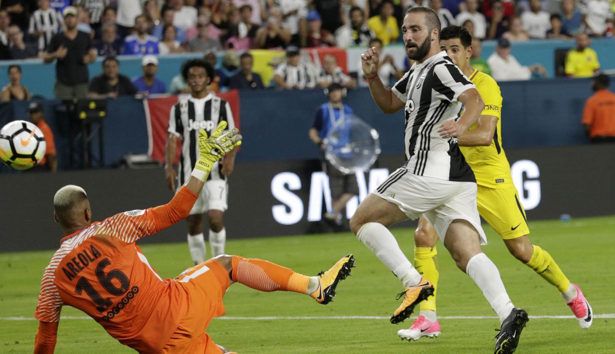 Proses terjadinya gol yang dicetak striker Juventus, Gonzalo Higuain, ke gawang Paris St Germain pada laga ICC di Stadion Hard Rock, Florida, Rabu (26/7/2017). Juventus menang 3-2 atas PSG. (AP/Lynne Sladky)