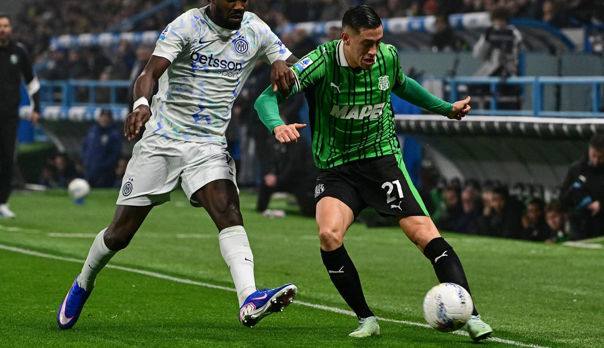 Pemain Sassuolo, Jay Idzes (kanan) mengumpan bola dibayangi pemain Inter Milan, Marcus Thuram dalam laga lanjutan Liga Italia 2025/2026 di Mapei Stadium, Minggu (08/02/2026) waktu setempat. (AFP/Piero Cruciatti)