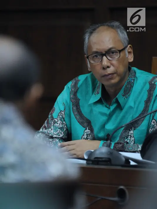Terdakwa perintangan penyidikan korupsi E-KTP, Bimanesh Sutarjo menyimak keterangan saksi pada sidang lanjutan di Pengadilan Tipikor, Jakarta, Jumat (26/5). Sidang mendengar keterangan saksi ahli. (Liputan6.com/Helmi Fithriansyah)