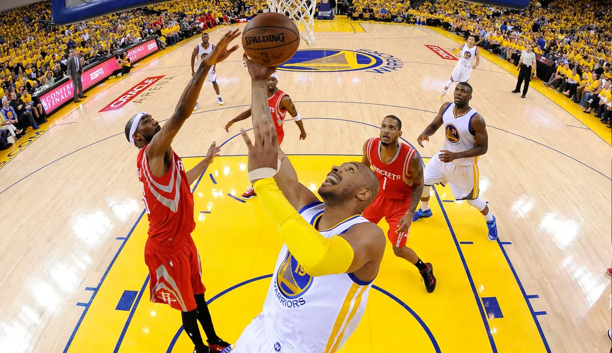 Pemain Golden State Warriors, Leandro Barbosa berusaha memasukkan bola ke ring di Game ke 5 final wilayah barat di Oakland, California, (27/5/2015). Warriors menang 104-90 dan melaju ke final NBA setelah 40 tahun. (Kyle Terada-USA TODAY Sports)