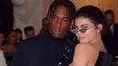 Kylie Jenner dan Travis Scott menjadikan Met Gala 2018 sebagai momen pertama kali tampil sebagai pasangan di red carpet. (instagram/kyliejenner)