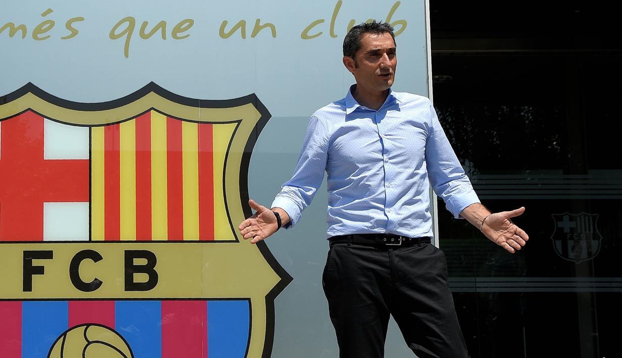 Pelatih baru Barcelona, Ernesto Valverde, diperkenalkan di Stadion Camp Nou, Barcelona, Rabu (31/5/2017). Mantan pelatih Athletic Bilbao ini didaulat menggantikan posisi Luis Enrique. (AFP/Lluis Gene)