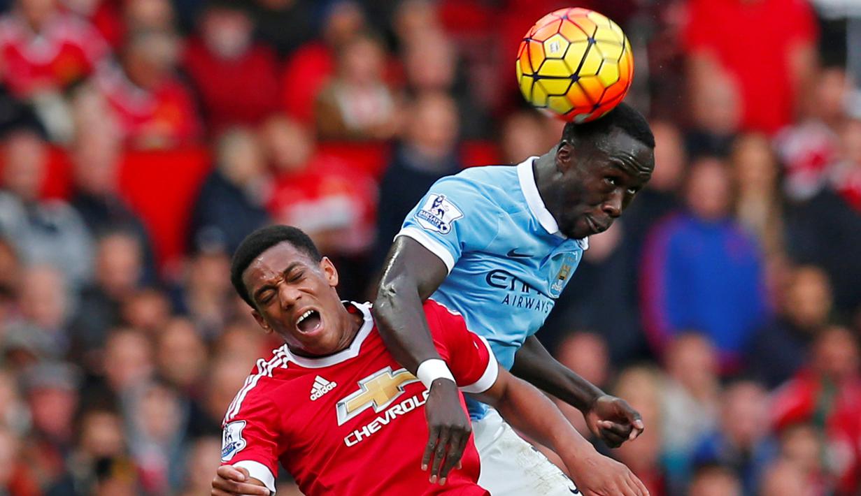 Pemain Manchester City, Bacary Sagna (kanan), berebut bola dengan pemain Manchester United, Anthony Martial, dalam lanjutan Liga Premier Inggris di Stadion Old Trafford, Inggris, Minggu (25/10/2015). (Reuters/Eddie Keogh)