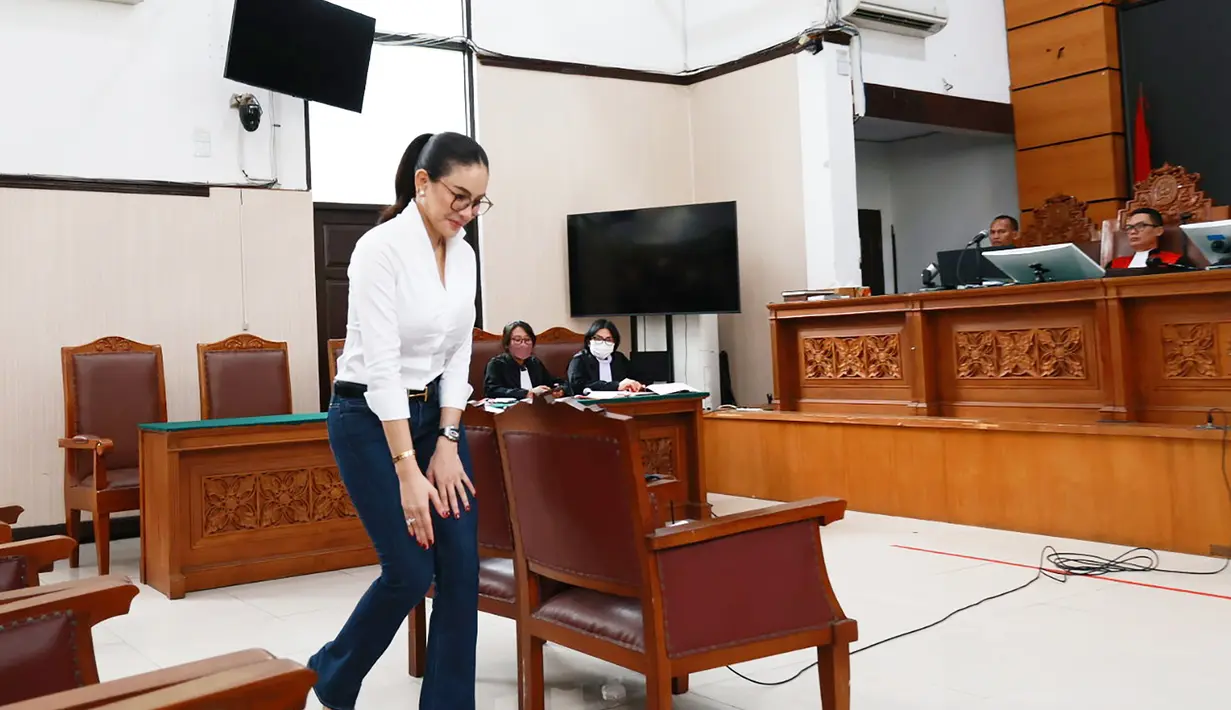 Sidang perdana kasus dugaan pengancaman dan pemerasan tersebut beragendakan pembacaan dakwaan oleh Jaksa Penuntut Umum terhadap Nikita Mirzani. (Kapanlagi.com/Budy Santoso)