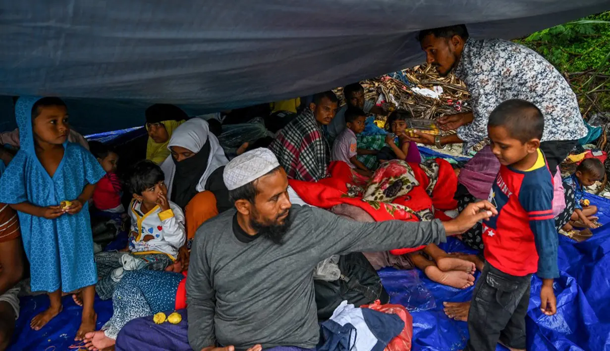 Di antaranya, makanan, pakaian layak pakai, selimut, dan bantuan lainnya. (CHAIDEER MAHYUDDIN/AFP)