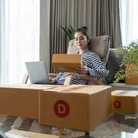 Ilustrasi perempuan bekerja dari rumah/copyrightshutterstock/Natee Meepian