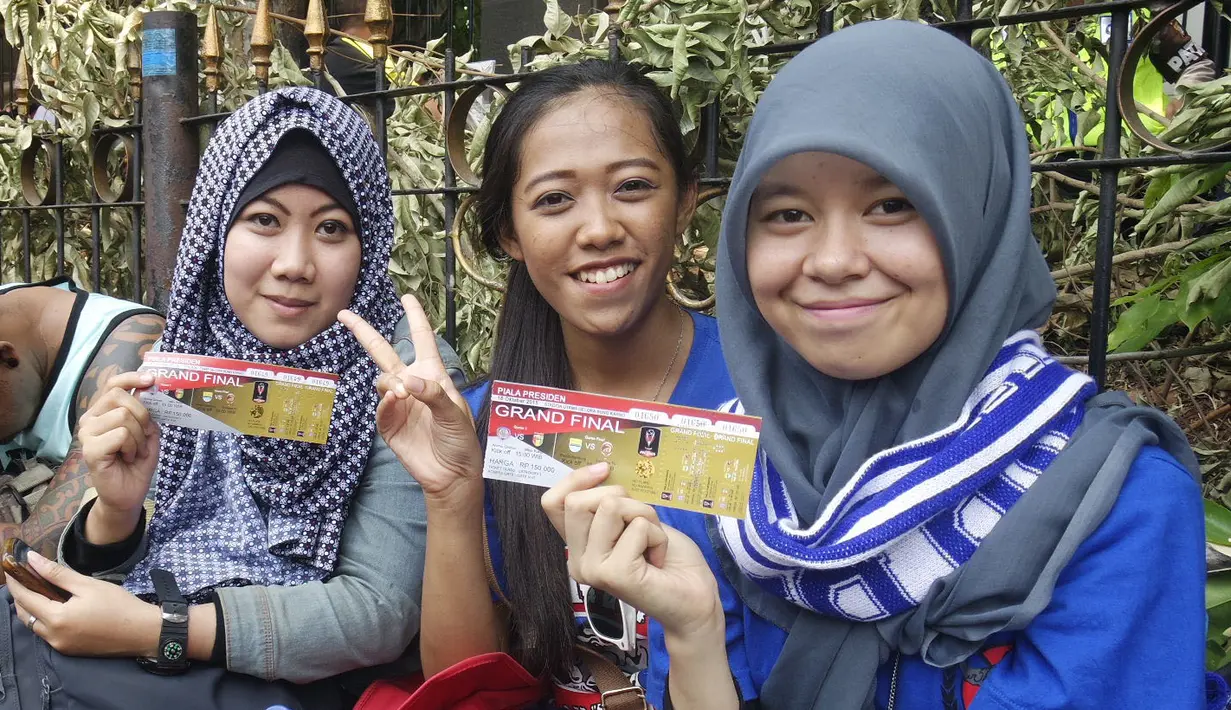 Para gadis bobotoh Persib Bandung yang di Jakarta saat berkumpul di Polda Metro Jaya, Jakarta, Minggu (18/10/2015). (Bola.com/Vitalis Yogi Trisna)