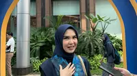 Salah satu nasabah BRImo asal Lahat, Sumatera Selatan, Tuti Maharani (28) memenangkan 1 unit mobil mewah BMW 520i M. (Natasha/Liputan6.com)