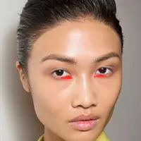 Aksen eksentrik memperlihatkan warna-warna unik yang dipulaskan pada area wajah. [Foto: Pinterest]