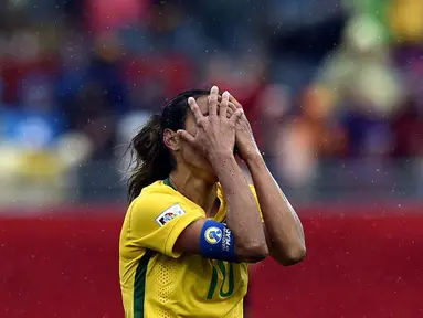Ekspresi kekecewaan pemain sepakbola putri Brasil, Marta, setelah kalah dari Australia 0-1 dalam babak 16 besar Piala Dunia Wanita 2015 yang berlangsung Stadion Moncton, New Brunswick, Kanada. Minggu (21/6). (AFP PHOTO/FRANCK FIFE)