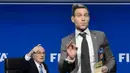 Pelawak Inggris, Simon Brodkin atau yang dikenal dengan nama panggungnya Lee Nelson menginterupsi konferensi pers di kantor FIFA di Zurich., Swiss. (20/7/2015). (AFP PHOTO/FABRICE COFFRINI)