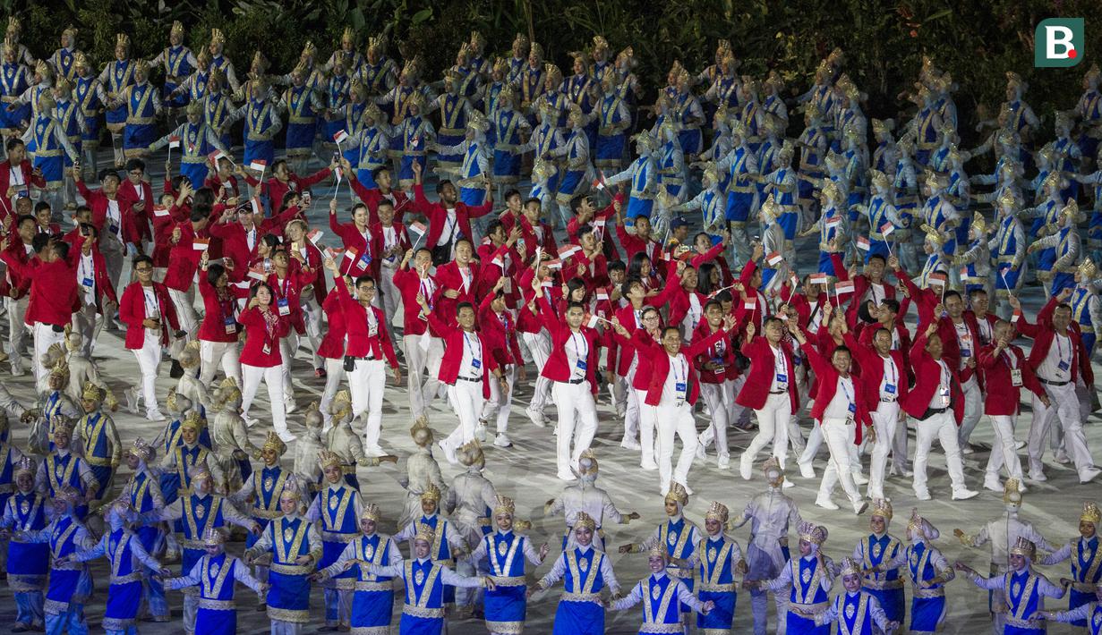 Kontingen Indonesia saat upacara pembukaan Asian Games di SUGBK, Jakarta, Sabtu, (18/8/2018).  Indonesia mengikutsertakan total 938 atlet, 365 ofisial dalam Asian Games 2018. (Bola.com/Vitalis Yogi Trisna)