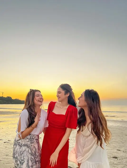 Berpose di pantai, Rizki Nazar dan Syifa Hadju terlihat tertawa bahagia. [Foto: Instagram/rizkinanazarr]