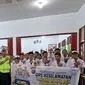 Personel Polres Pelalawan bersama puluhan pelajar dalam program Goes To School Operasi Keselamatan Lancang Kuning. (Liputan6.com/M Syukur)