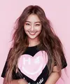 Hyorin mengaku jika dirinya tidak nyaman dengan dahinya yang terlalu lebar. Oleh karena itu, ia sangat berhati-hati saat menata poni rambutnya. (Foto: Soompi.com)