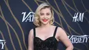 Chloe Grace Moretz tersenyum saat menghadiri Variety Power of Young Hollywood  2017 di TAO Hollywood di Los Angeles, California (8/8). Memakai lipstik merah membuat Chloe terlihat seksi di acara tersebut. (Photo by Phil McCarten/Invision/AP)