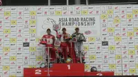 Pembalap AHRT, Awhin Sanjaya dan Irfan Ardiansyah, menempati posisi podium pertama dan kedua pada balapan kedua ARRC Suzuka kelas AP250, di Jepang, Minggu (30/6/2019). (Media AHRT)