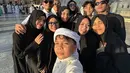Sedangkan di sini, Geni Faruk kembali tampil kompak bersama anak-anaknya, mengenakan abaya hitam. [Foto: Instagram/genhalilintar]