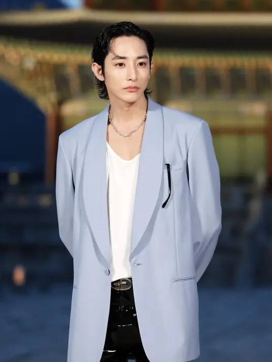 Lee Soo Hyuk bersinar dalam balutan blazer biru pucat dan memadukannya dengan kaus putih kasual dan celana kulit. [Twitter/theseoulstory].