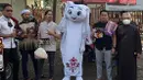 Maskot Piala Dunia 2022, La'eeb saat berfoto bersama warga Banjarmasin seusai salat Jumat di Masjid Sabilal, Banjarmasin, Jumat (28/101/2022). Kemeriahan Piala Dunia 2022 semakin terasa jelang kick-off yang kurang dari sebulan lagi digelar. Untuk menambah kemeriahan itu, maskot Piala Dunia 2022 La'eeb berkeliling Indonesia dan kini menyapa masyarakat Banjarmasin. (Dok. SCM)