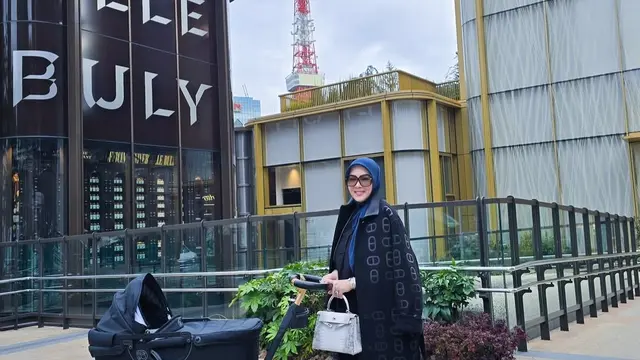 6 Potret Syahrini Ajak Buah Hati Jalan-Jalan di Jepang, Perdana Baby R Mudik