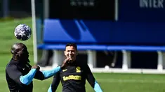 Penyerang Inter Milan Romelu Lukaku melakukan sundulan saat mengambil bagian dalam sesi latihan menjelang leg pertama babak 8 besar Liga Champions melawan Benfica di stadion Luz di Lisbon, Senin (10/4/2023). (Photo by GABRIEL BOUYS / AFP)