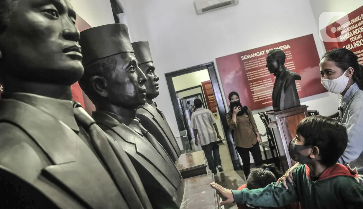 <p>Orang tua membimbing anaknya melihat salah satu koleksi sejarah di Museum Sumpah Pemuda, Jakarta, Rabu (28/10/2020). Libur cuti bersama dimanfaatkan untuk mengajak anak-anak mengenal sejarah lahirnya Sumpah Pemuda agar memahami jejak perjuangan pahlawan sejak dini. (merdeka.com/Iqbal Nugroho)</p>
