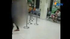 Wanita ini mengunjungi apotek di wilayah Taman Sari, Jakarta Barat, dengan kondisi nyaris tanpa busana.