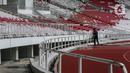 Pekerja melakukan perawatan Stadion Utama Gelora Bung Karno, Senayan, Jakarta, Kamis (9/2/2023). Perawatan kebersihan stadion berkapasitas 88.083 penonton tersebut dilakukan memasuki hari ke-100 menuju kick off Piala Dunia U-20 2023 yang akan digelar di Indonesia pada 20 Mei hingga 11 Juni mendatang. (Liputan6.com/Johan Tallo)