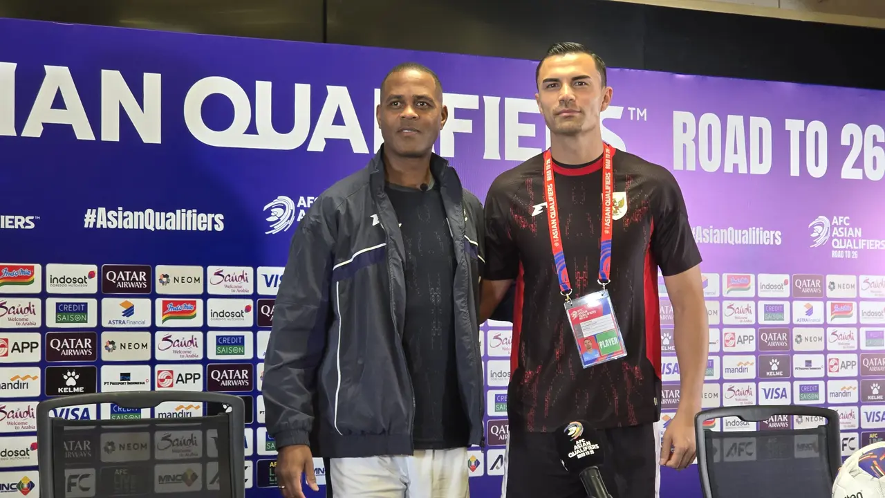 Pelatih timnas Indonesia Patrick Kluivert bersama kiper Emil Audero Mulyadi