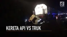 Nekat melintas saat kereta api lewat, sebuah truk di jombang, jawa timur, tertabrak kereta api sancaka jurusan yogyakarta - surabaya, kamis dini hari.